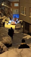 İstanbul'da feci kaza: Kayan otomobil sokakta yürüyenlere böyle çarptı