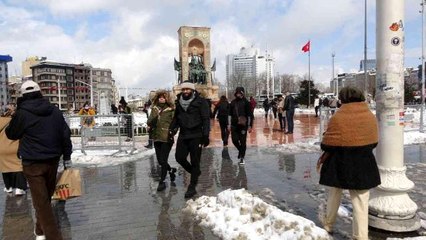 Taksim Meydanı'nda kar yoğunluğu