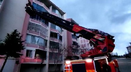 EVLERİNDE MAHSUR KALAN 2 ÇOCUK, İTFAİYENİN SEPETLİ VİNCİ İLE KURTARILDI
