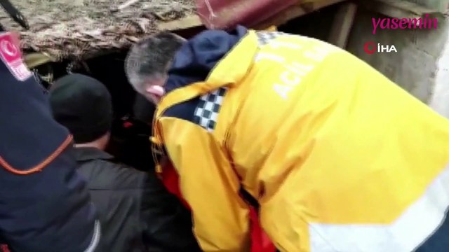 Yaşlı kadın donmak üzereyken bulundu! AFAD ekibi ellerini nefesiyle ısıttı