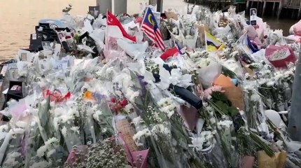 แฟนคลับแห่วางดอกไม้อาลัย "แตงโม นิดา" วันสุดท้ายแน่นโป๊ะเรือ