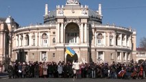 L’orchestre d’Odessa donne un concert devant son opéra pour la paix en Ukraine