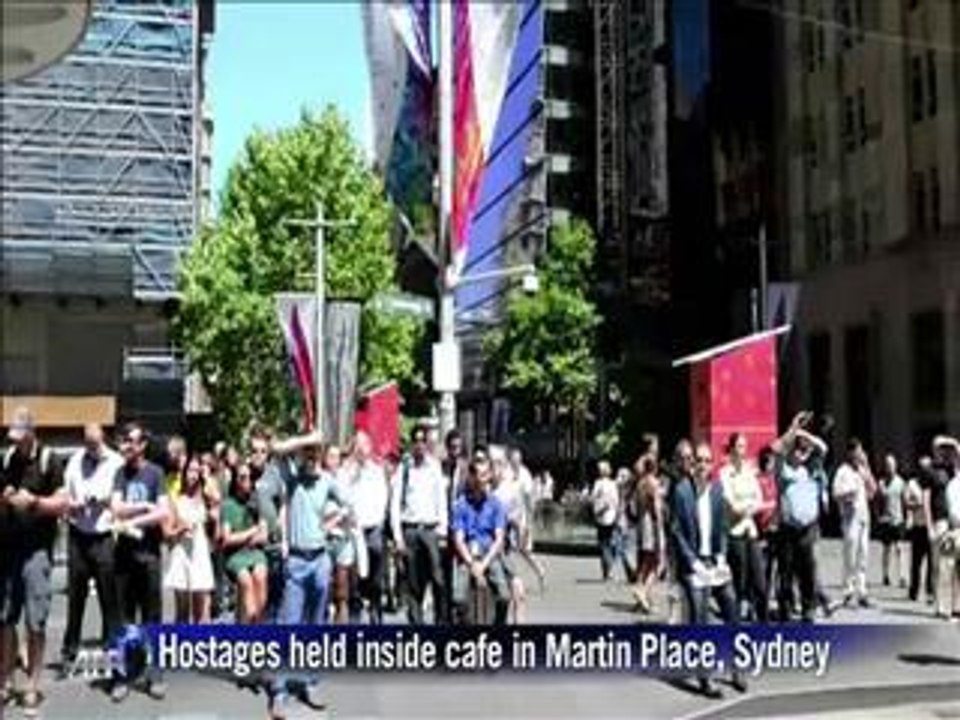 Hostages held inside Sydney cafe, Islamic flag held up