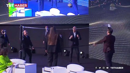 Çavuşoğlu ve Kasapoğlu, gençlik paneli öncesi voleybol oynadı