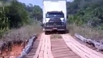 Brésil : Un chauffeur de camion tente de traverser un pont en bois