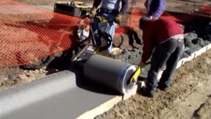 Cette machine aplatit du béton pour créer des routes ultra-lisses