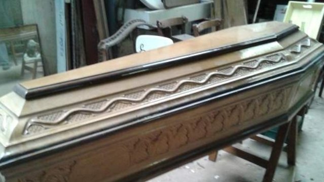 Le Bon Coin : il vend une table basse en bois à double usage