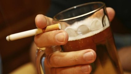 Pourquoi boire de l'alcool incite-t-il à fumer ?