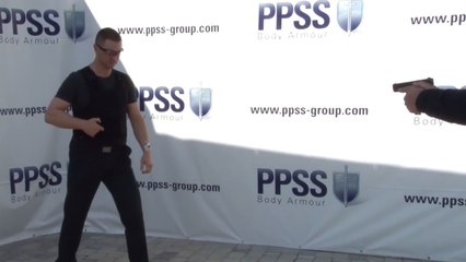 Un PDG prouve l'efficacité de son gillet pare-balle en se faisant tirer dessus