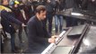 Attentats à Paris - Bataclan : Un homme joue au piano 