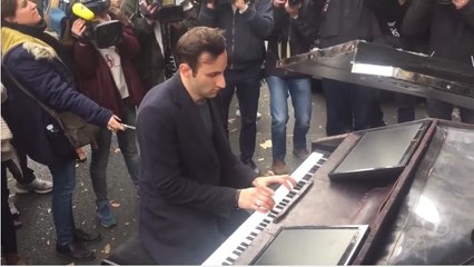 Attentats à Paris - Bataclan : Un homme joue au piano "Imagine" de John Lennon en hommage aux victimes