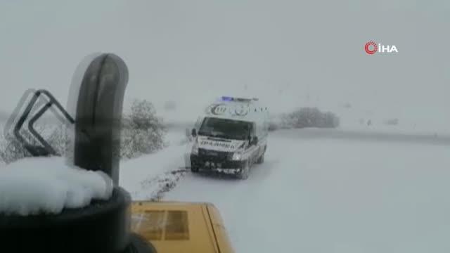 Kardan yolu kapanan köydeki yaşlı kadın için seferber oldular