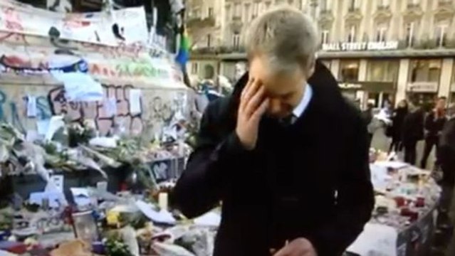 Attentats de Paris : le journaliste anglais Graham Satchell fond en larmes pendant son duplex place de la République