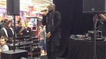 Maître Gims se produit en concert... dans un magasin Carrefour