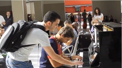 Deux inconnus se rencontrent pour la première fois dans une gare et jouent du piano ensemble