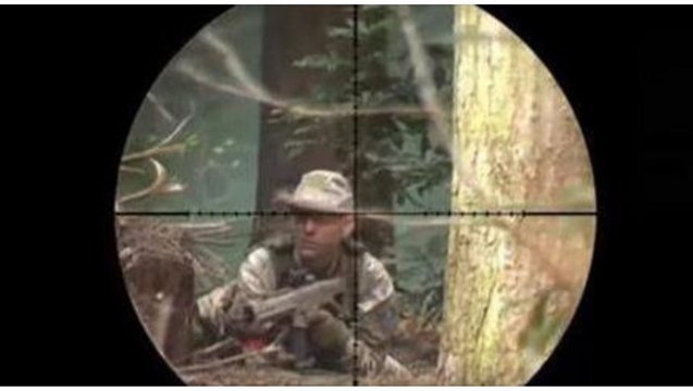 Un joueur de airsoft tue tous ses adversaires au sniper