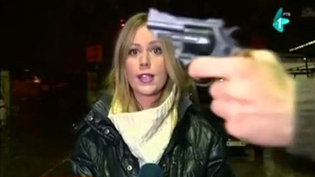 Serbie : une miss météo se fait braquer en plein direct