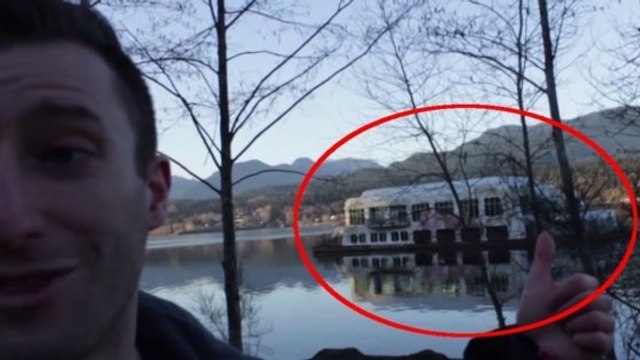 McBarge : Ils visitent un McDonald's flottant abandonné depuis 1991 dans la baie de Vancouver