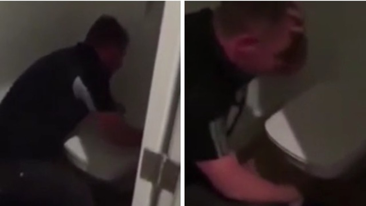 La bourde d'un apprenti plombier en posant des toilettes