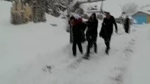 Ekipler kardan yolu kapanan köydeki KOAH hastası için seferber oldu