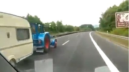 Il se fait doubler sur l'autoroute... par un tracteur !