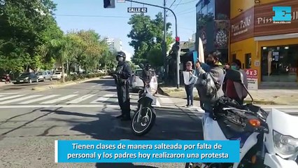 Tienen clases de manera salteada por falta de personal y los padres hoy realizaron una protesta