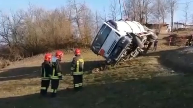Lugagnano Val d'Arda (PC) - Auticisterna si ribalta, intervengono Vigili del Fuoco (11.03.22)