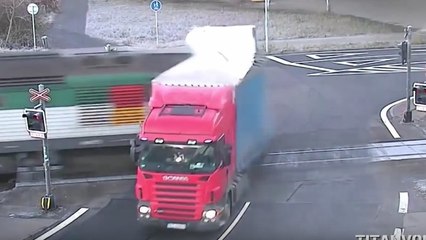 République Tchèque : un camion pulvérisé par un train au passage à niveau