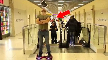 Perché sur son hoverboard avec iPad en équilibre sur sa tête, il essayait d'impressionner tout le monde