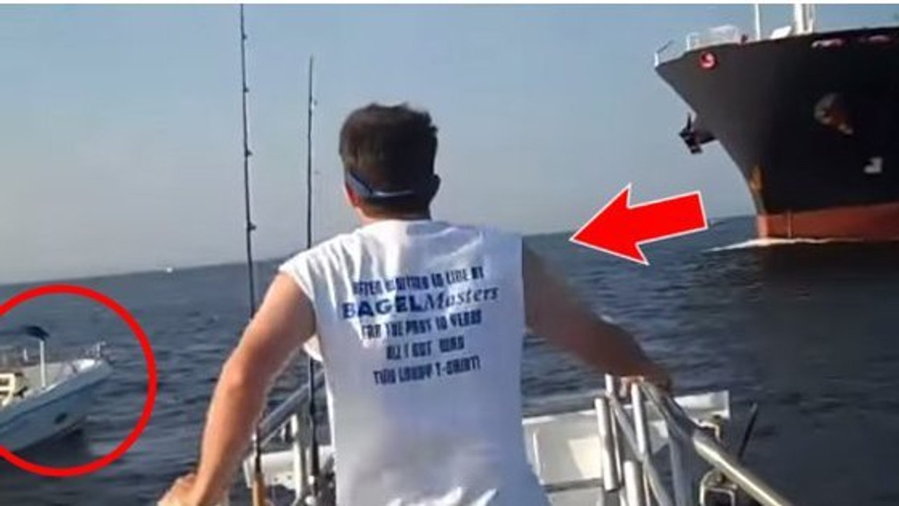 Ce petit bateau de plaisance a frôlé la catastrophe en croisant un pétrolier