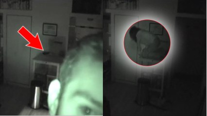 Toutes les nuits, il se passe quelque chose de très bizarre dans son appartement