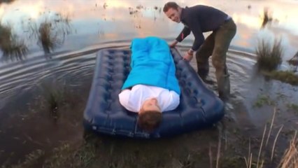 Ils piègent leur pote en envoyant son matelas gonflable au milieu d'un étang
