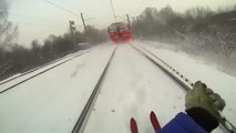 Ce skieur n'a pas trop réfléchi avant de s'accrocher à ce train