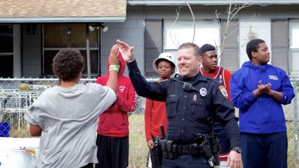 Un policier réagit de manière inattendue à une plainte pour nuisances sonores dans la rue