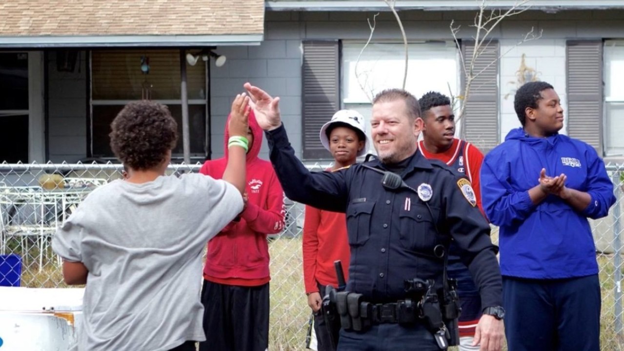 Un policier réagit de manière inattendue à une plainte pour nuisances sonores dans la rue