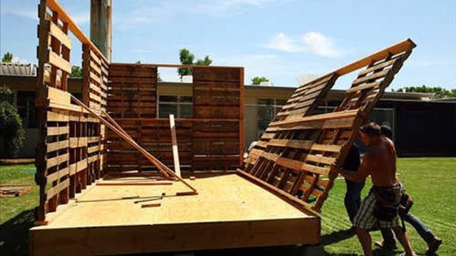 Une maison construite à base de palettes de bois