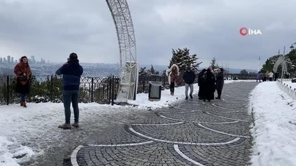 Çamlıca Tepesi'nde çocuklar karın, aileler manzaranın tadını çıkardı