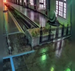 Vídeo flagra trem lotado batendo contra barreira de segurança em estação