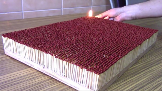 Il met le feu à... 6 000 allumettes en même temps ! (VIDEO)