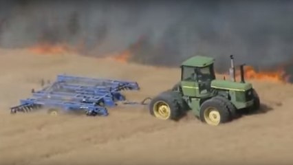 Un incendie d'une grande ampleur se déploie dans un champ, l'agriculteur sauve son exploitation avec intelligence