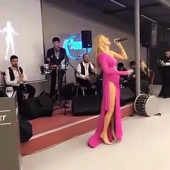 Tuğba Özay ''Sil Baştan'' şarkısını söyledi, sosyal medya karıştı