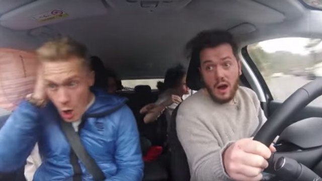 Ben Brown filme un accident de voiture pendant un tournage en caméra embarquée