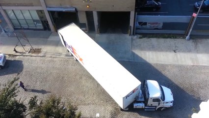 Ce chauffeur poids lourd maîtrise la marche arrière à la perfection