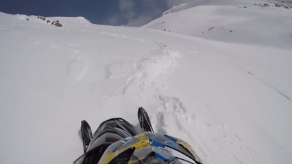 Emporté par une avalanche, il filme la scène en caméra embarquée