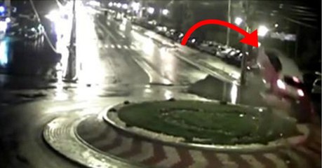 Un automobiliste fonce tout droit au rond-point et s'envole