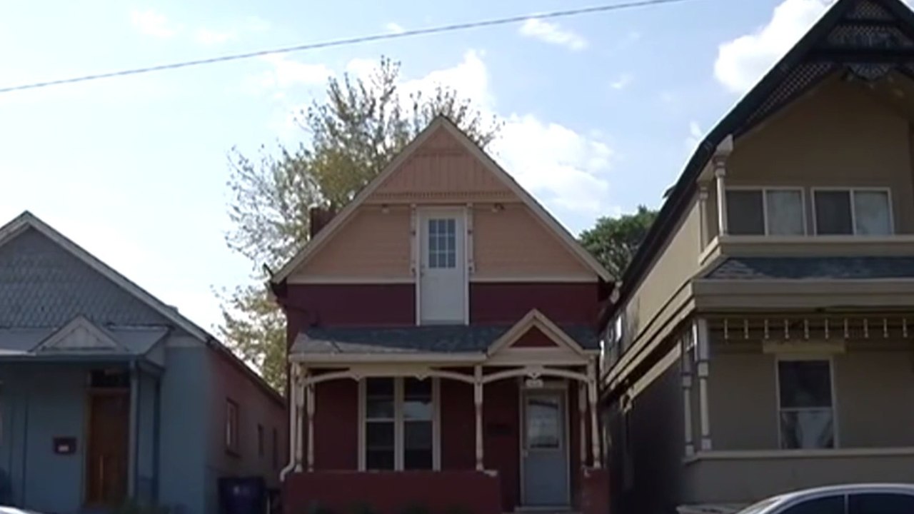 Dans sa vieille maison de 1891, il trouve une mystérieuse chambre cachant un troublant passé