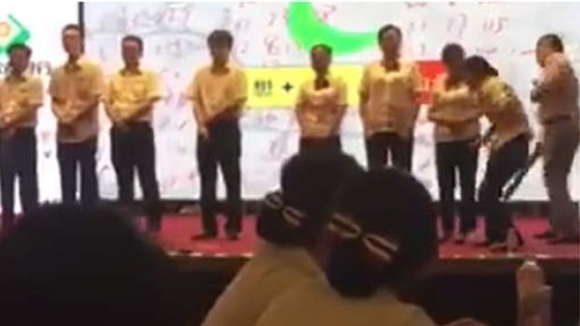 Ce patron fouette ses employés qu'il juge pas assez productifs !