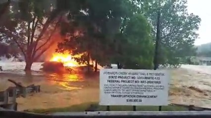 Une maison en flammes dérive sur une rivière en crue aux Etats-Unis  !