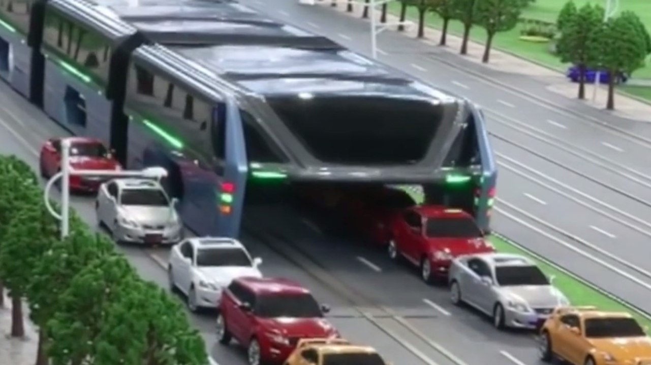 Un tout nouveau moyen de transport en commun, le bus enjambeur, le projet fou pour fluidifier le trafic en Chine