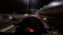 Inconscient, ce motard slalome à 300 km/h entre des voitures !